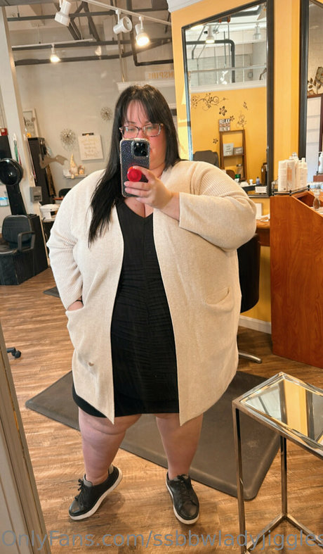 巨乳に射精 オンリーファンズ セクシーヌード 写真