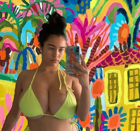 Lotti Loka ポルノモデル 写真