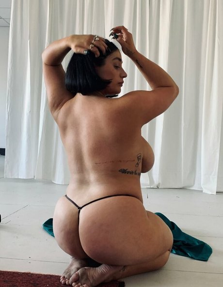 曲線美のシーメールオンリーファンズ ヌード ギャラリー