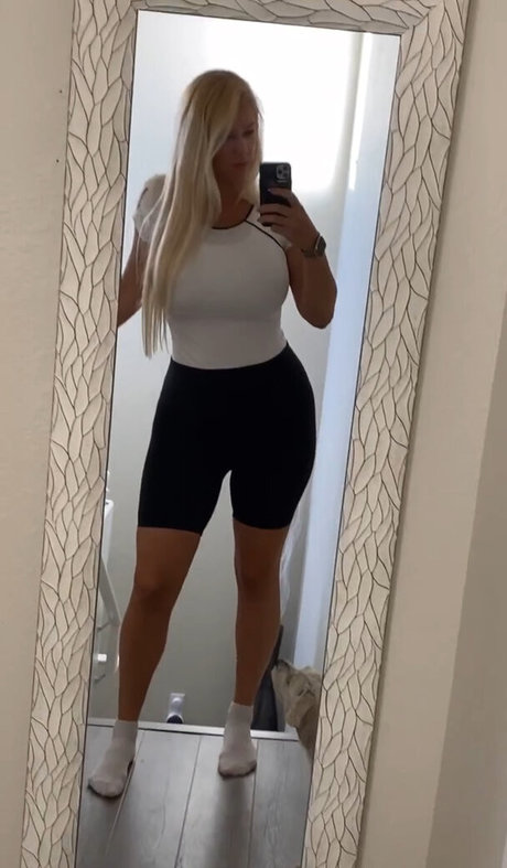 Nicolle A エロティックモデル 画像