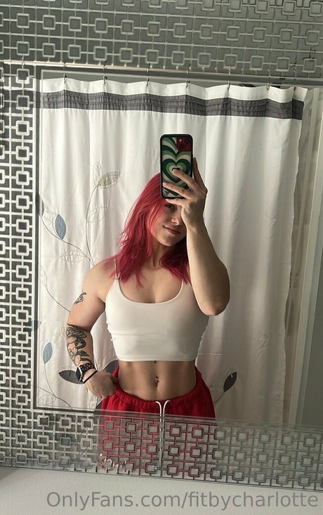 fitbycharlotte ホットスター 写真