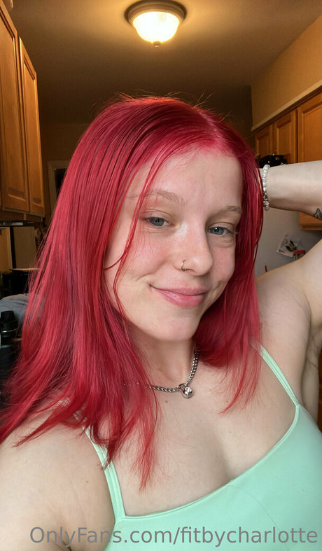 fitbycharlotte ポルノスター トップ 写真