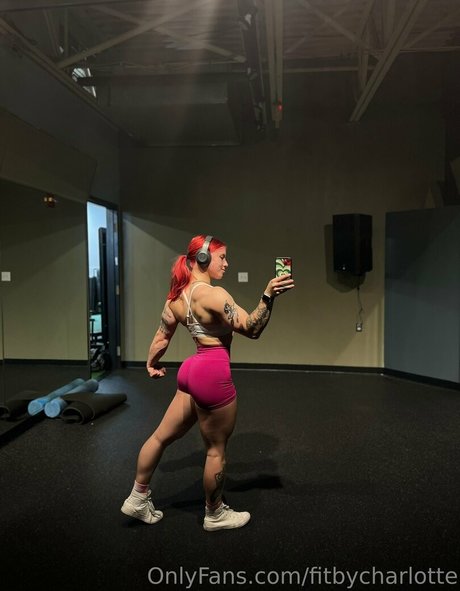 fitbycharlotte トップスター 写真