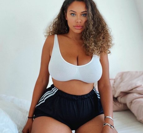 熟女無料オンリーファンズ セクシー 写真