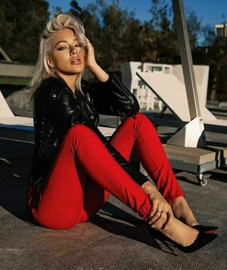 ブロンドの足のオンリーファンズ セクシーヌード 写真