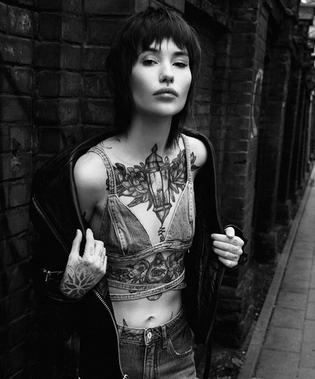 黒檀の足 オンリーファンズ エロチック ギャラリー