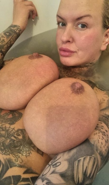 毛深いアナルオンリーファンズ セクシーヌード 写真