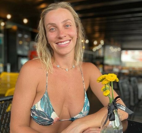 ストリッパーオンリーファンズ セクシーヌード 写真