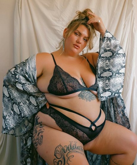 Lovaeij セクシーなポルノスター 写真