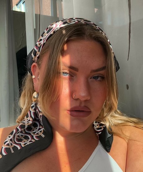 Lovaeij ヌード女優 写真