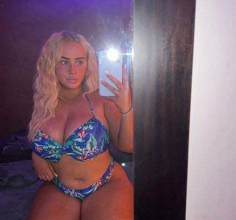 ブルネットのティーンオンリーファンズ ホットセクシー 写真
