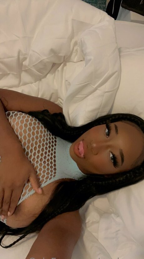 黒のランジェリーオンリーファンズ ホット 写真