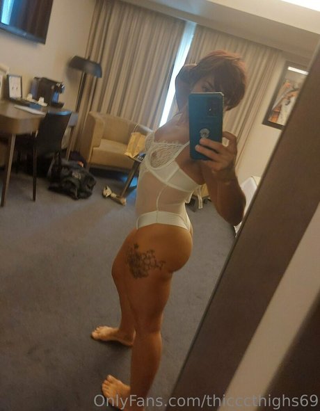 thicccthighs69 スター 裸 画像