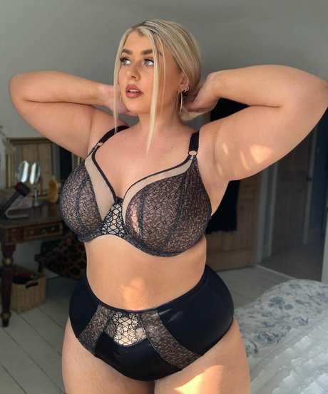 Izzy Nicholls ホットなポルノスター 写真