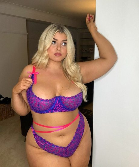 Izzy Nicholls ヌード女優 写真
