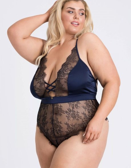 Izzy Nicholls 高品質モデル 写真