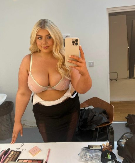 Izzy Nicholls 独占スター 写真
