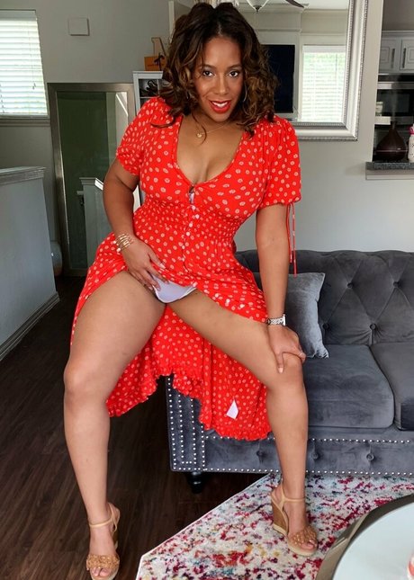 realtexascurves スター 裸 写真
