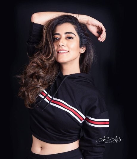 Jonita Gandhi ポルノスター 美しい ギャラリー