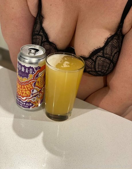 boobs beer ポルノスター 可愛い 写真