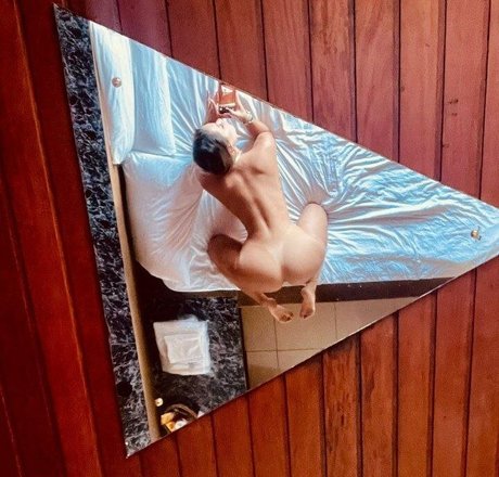 巨乳ストリップオンリーファンズ ホット裸 写真