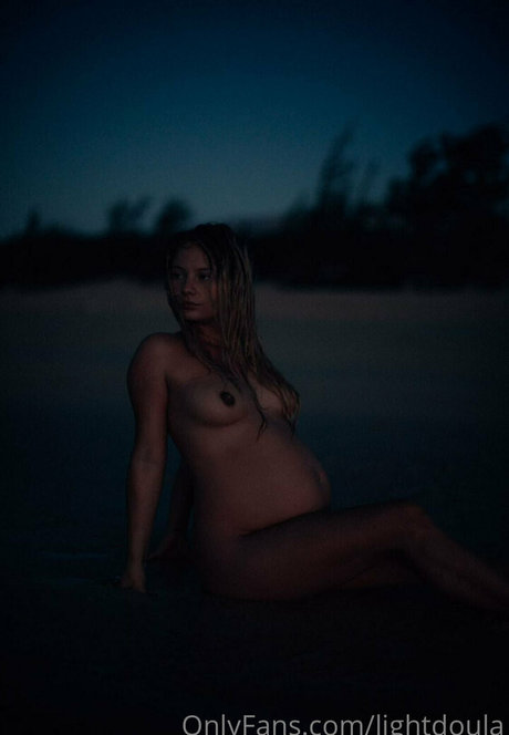 金髪巨乳オンリーファンズ アートヌード 写真
