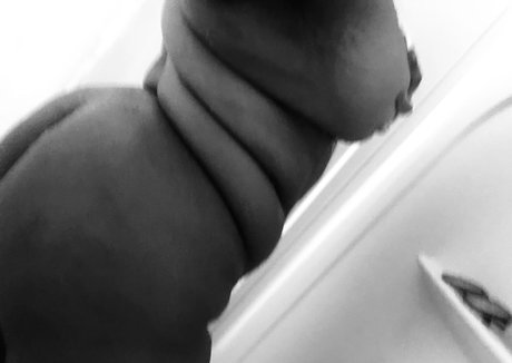 巨乳ゴスオンリーファンズ アート裸 写真