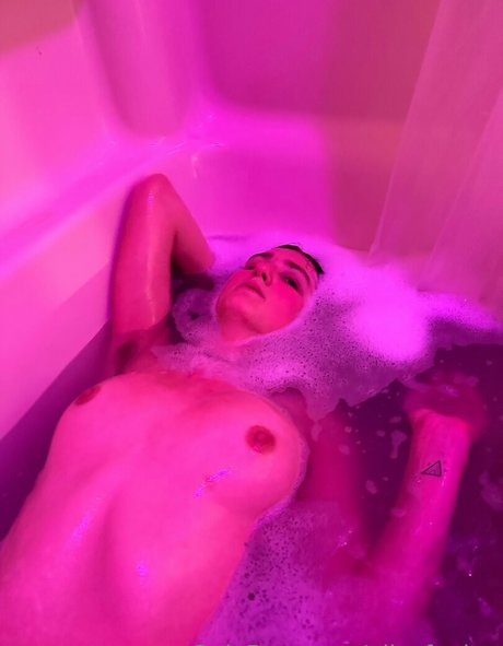 有名人男性オンリーファンズ セクシー裸 画像