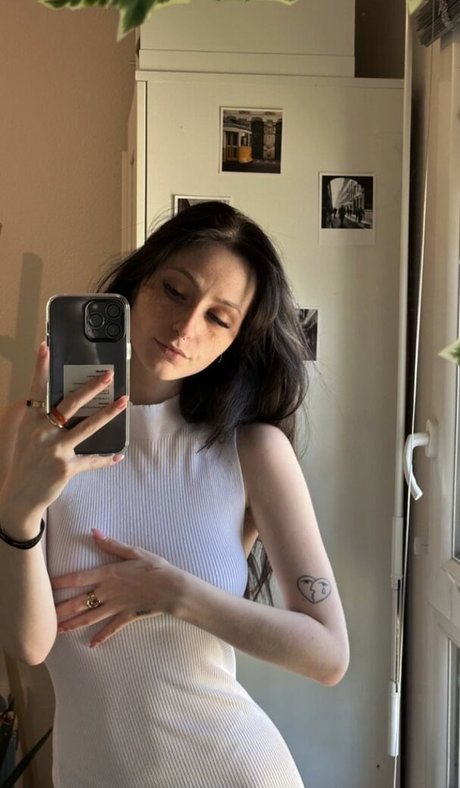 Caponce 美しいポルノスター 画像