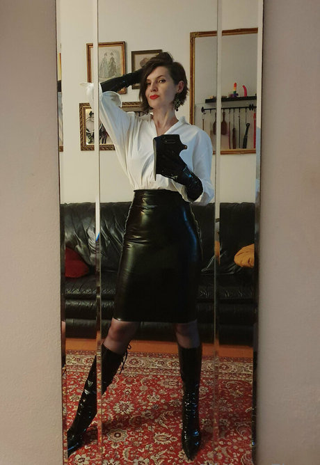 マッサージオンリーファンズ セクシー裸 画像