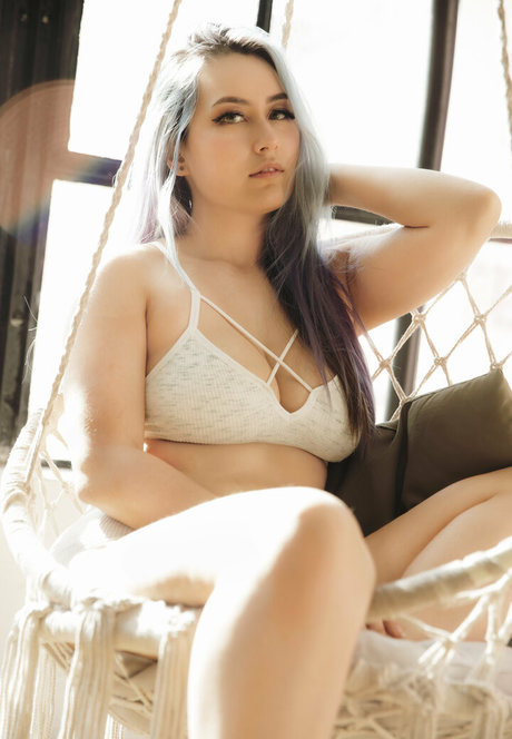 巨乳ストリップオンリーファンズ 裸 写真