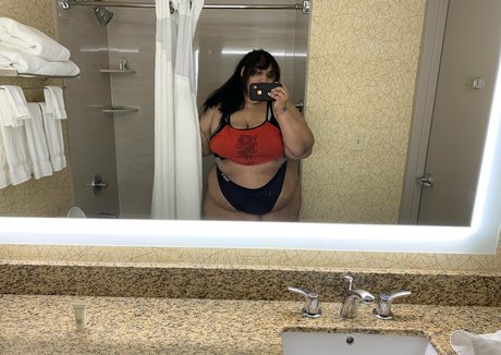 ブラジルの熟女オンリーファンズ セクシー裸 写真