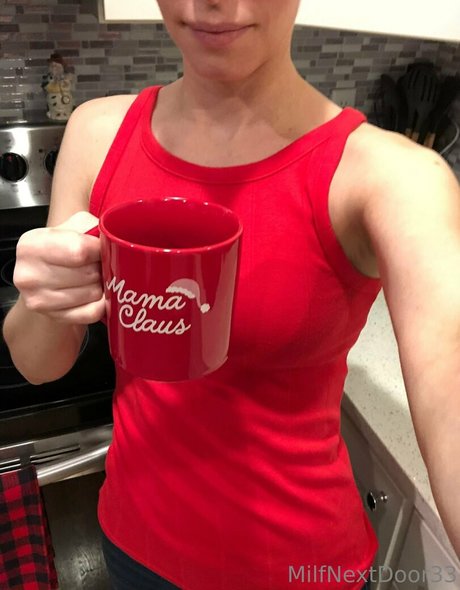 momnextdoor33 top profile image