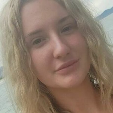 巻き毛のティーンズオンリーファンズ ポルノ 写真