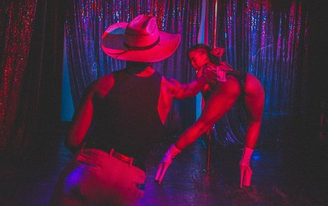 小さいチンポのシーメールオンリーファンズ セクシーヌード 写真