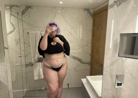 寝取られ妻オンリーファンズ アートヌード 写真