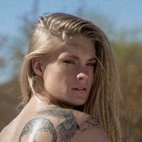 巨乳の熟女オンリーファンズ ポルノ 写真