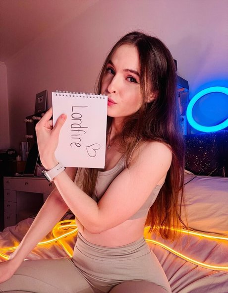 ゴスプリンセスオンリーファンズ セクシーヌード 写真