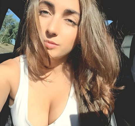 Emelia Hartford 裸のモデル 写真