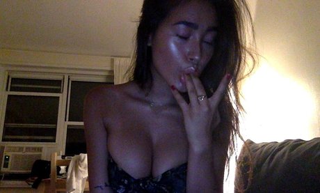 小人ヌードオンリーファンズ セクシー 写真