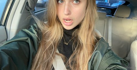 yourgirlzoey アダルト女優 写真