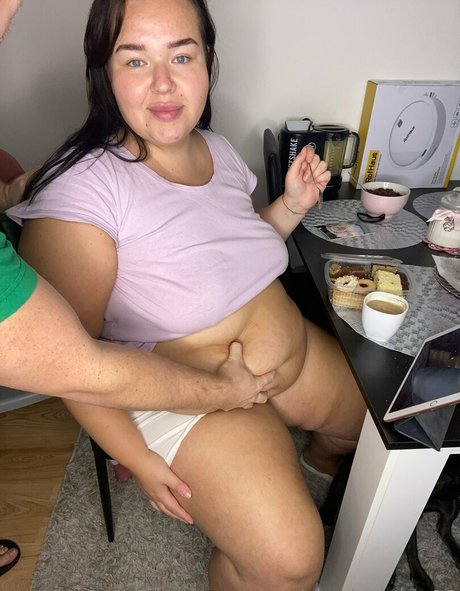 金髪ニューハーフオンリーファンズ セクシーヌード 写真