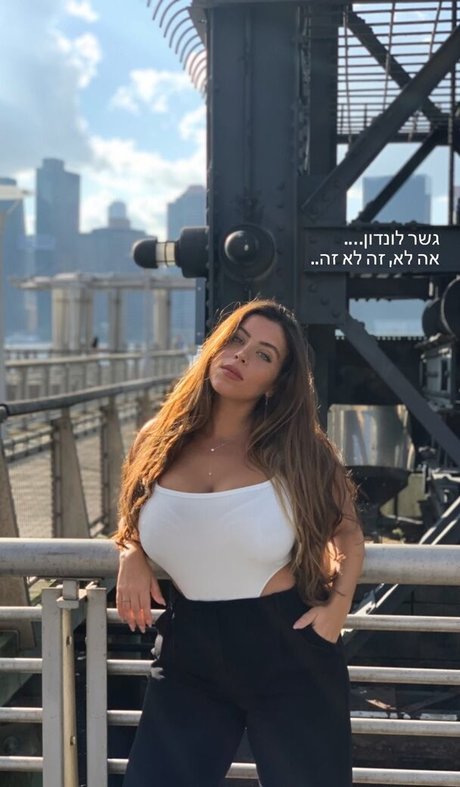 垂れ乳オンリーファンズ 無料セックス 画像