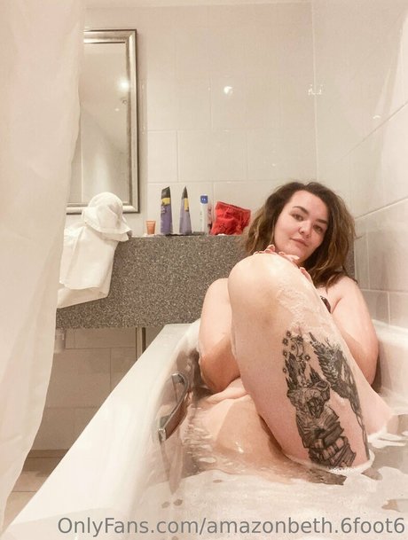 amazonbeth 6foot6 ヌードモデル 写真