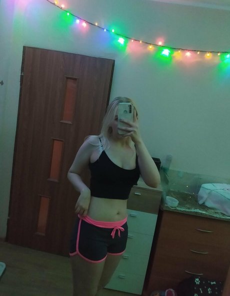 小さいチンポのシーメールオンリーファンズ ポルノ 写真