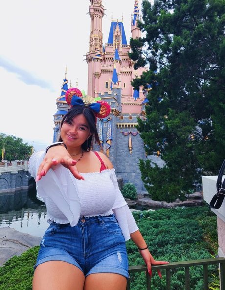 巨大な偽おっぱいオンリーファンズ 美しいヌード 写真