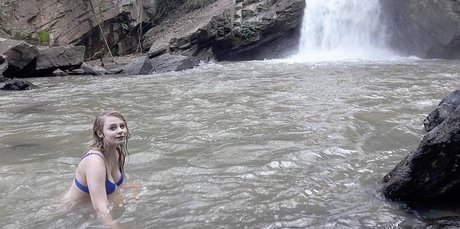 Sydney Poniewaz ポルノスター 独占 写真