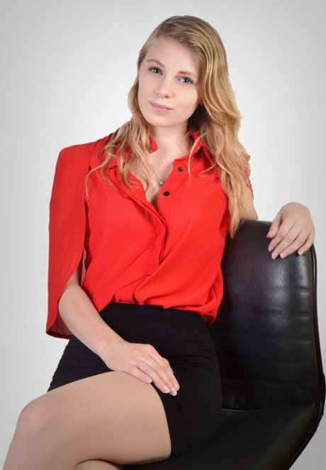 Sydney Poniewaz アート女優 写真