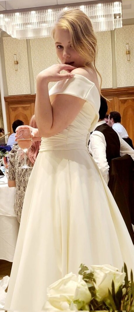 Sydney Poniewaz ヌードスター アーカイブ