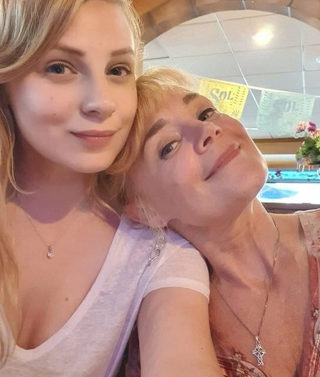 Sydney Poniewaz ポルノスター ヌード 画像